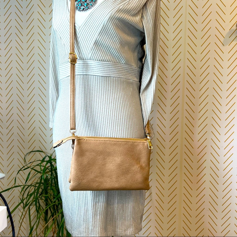 Camel / beige / brown crossbody bag